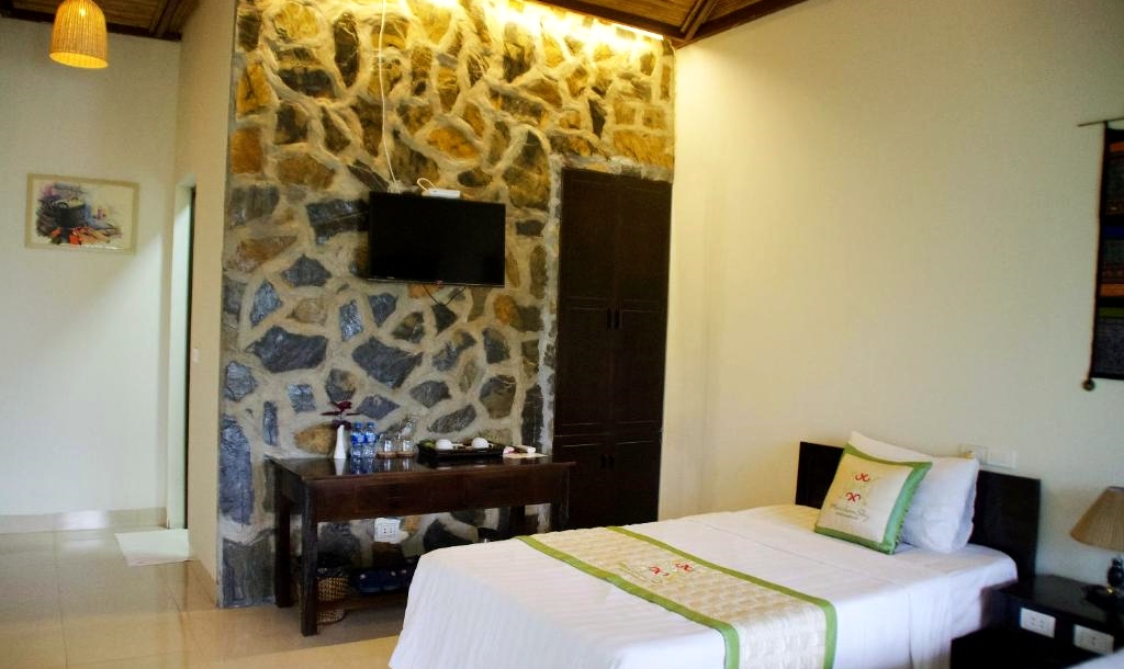 Tường nhà lát đá tại căn Bungalow Deluxe nhà trệt